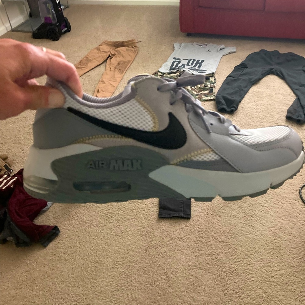 Nike air size 8.5 men’s. Only worn once.